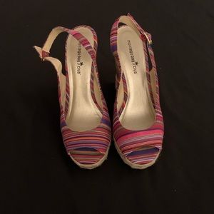 Multi color 5 inch wedge heel sandle, size 9 1/2. Cute in excellent condition.